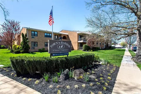57 Hampton Pl #22C, Freeport, NY 11520