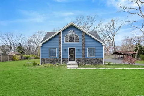 125 Gull Dip Rd, Ridge, NY 11961