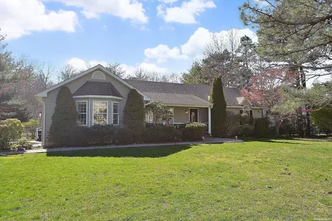 14 Lilly Ct, Manorville, NY 11949
