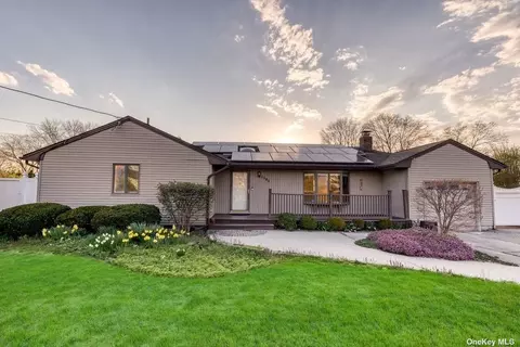 1580 Louis Kossuth Ave, Bohemia, NY 11716