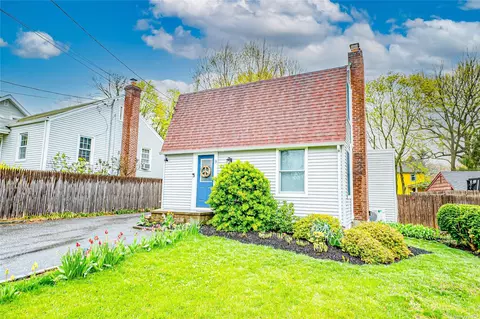 8 Klaffky Ct, Huntington, NY 11743
