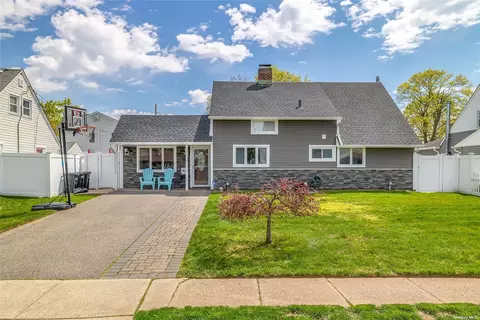 5 Starling Ln, Levittown, NY 11756