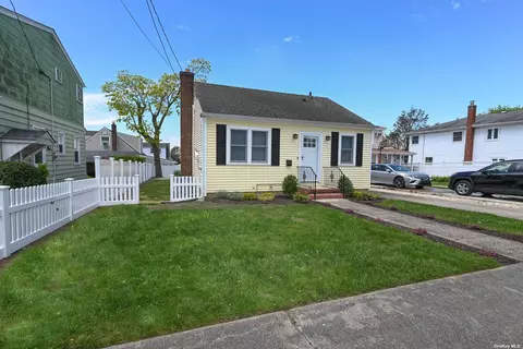 62 Sherwood Ave, Franklin Square, NY 11010