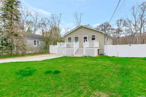 18 Park Pl, Mastic Beach, NY 11951