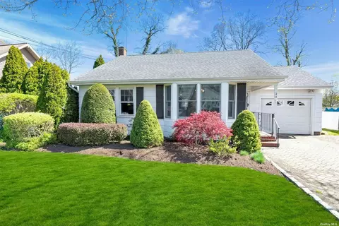 276 Fishel Ave, Riverhead, NY 11901