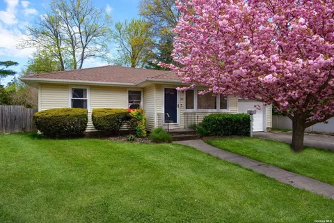 144 North St, Locust Valley, NY 11560