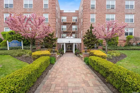 194 Smith St #1R, Freeport, NY 11520