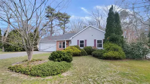 17 Chardonnay Dr, Coram, NY 11727