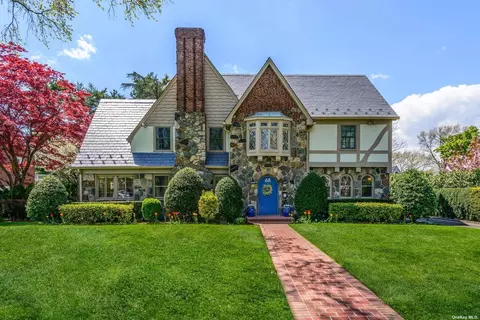 68 Washington Ave, Garden City, NY 11530