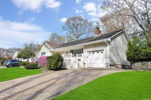 19 Thomas Powell Blvd, Farmingdale, NY 11735