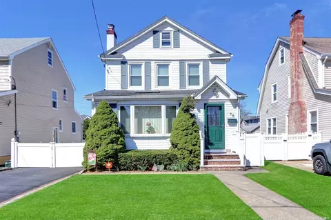 15 N Cambridge St, Malverne, NY 11565