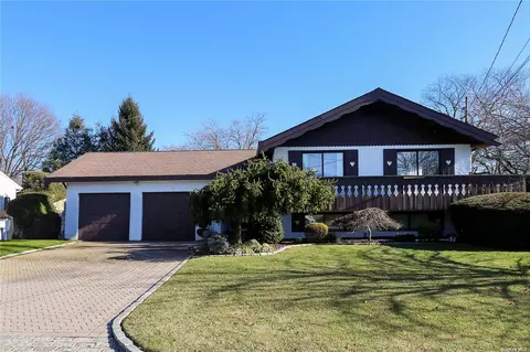 33 Maple Dr, Deer Park, NY 11729