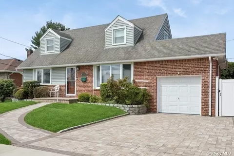 142 Pollok Pl, Hicksville, NY 11801