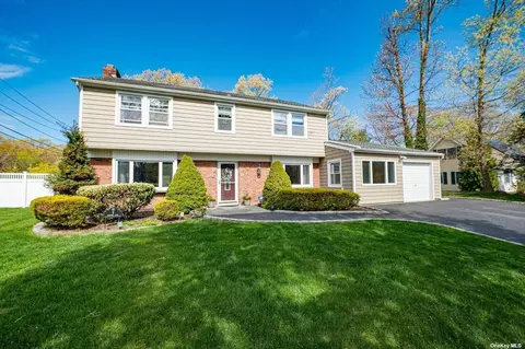 9 Sanford Ln, Stony Brook, NY 11790
