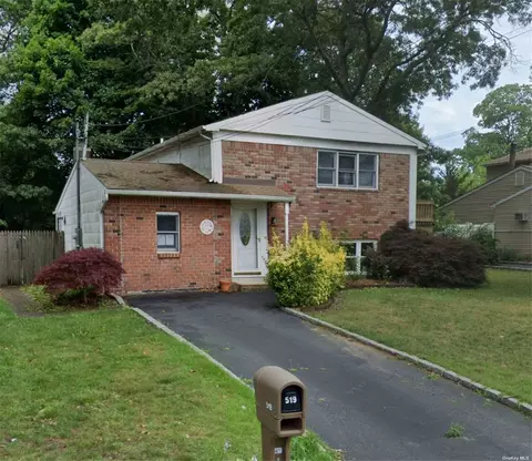 519 Mollie Blvd, Holbrook, NY 11741