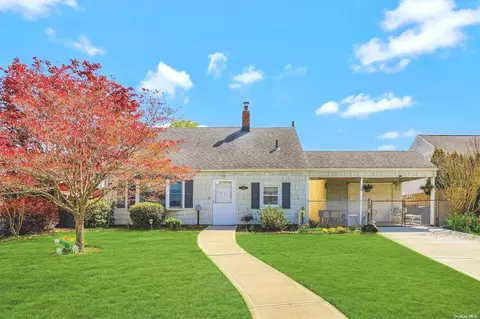 184 Shelter Ln, Levittown, NY 11756