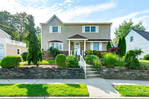 61 Camden Pl, New Hyde Park, NY 11040