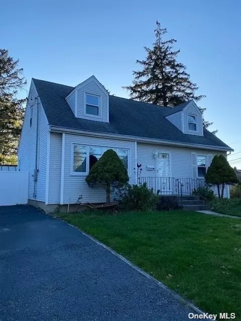 2 Furman Pl, East Norwich, NY 11732