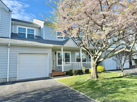111 Northwood Blvd #111, Central Islip, NY 11722