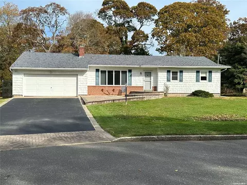 17 Monte Ln, Center Moriches, NY 11934