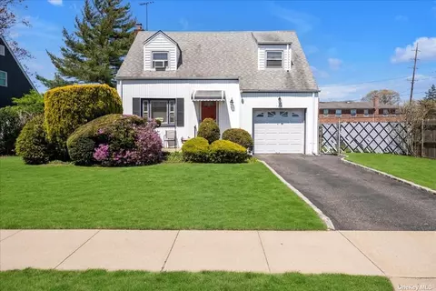 128 Cedarlawn Blvd, Valley Stream, NY 11580