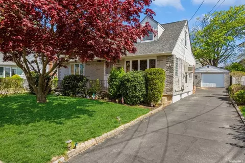 637 Lawrence St, Elmont, NY 11003