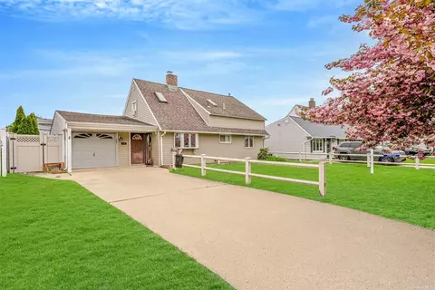 126 Sunrise Ln, Levittown, NY 11756