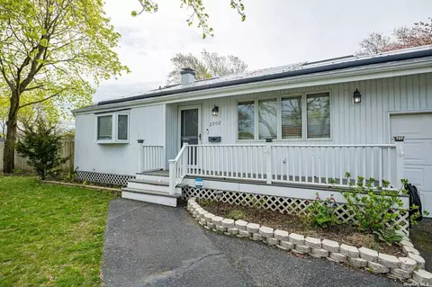 2002 Wave Ave, Medford, NY 11763