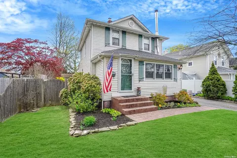 15 Roosevelt Ave, Sayville, NY 11782