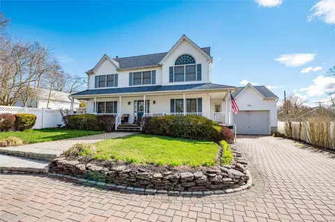 5 Florida Rd, Rocky Point, NY 11778