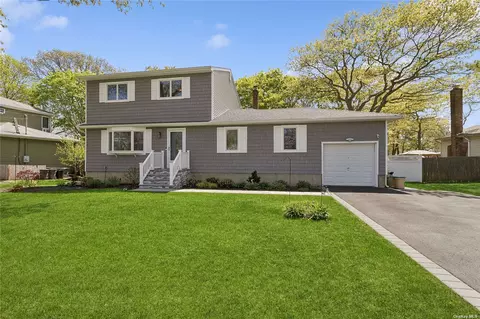 364 Carnegie Blvd, Holbrook, NY 11741