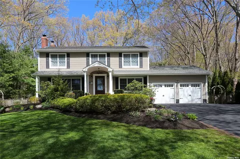 63 River Heights Dr, Smithtown, NY 11787