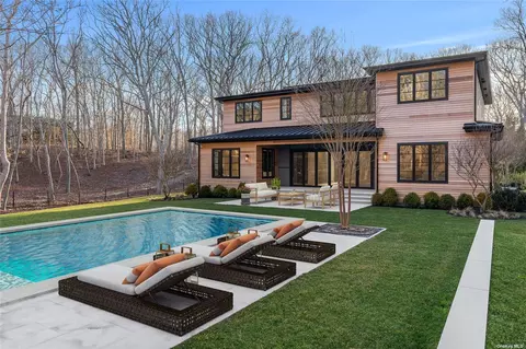 34 Turtle Pond Rd, Southampton, NY 11968