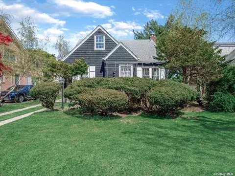 16 Spruce Ln, New Hyde Park, NY 11040