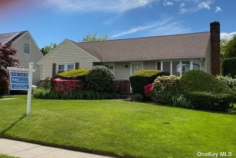 16 Whitman Ave, Syosset, NY 11791
