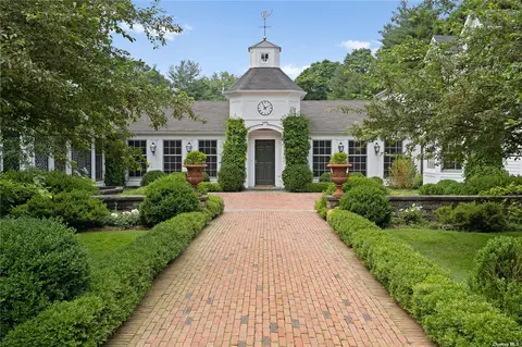 939 Ripley Ln, Oyster Bay, NY 11771