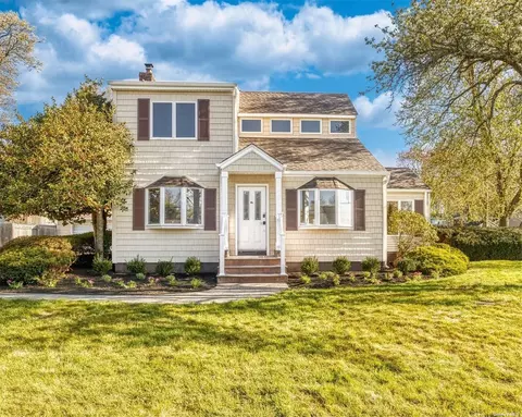 312 Concord St, Dix Hills, NY 11746