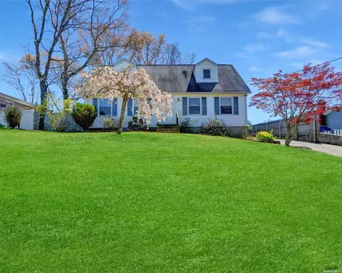 18 Probst Dr, Shirley, NY 11967