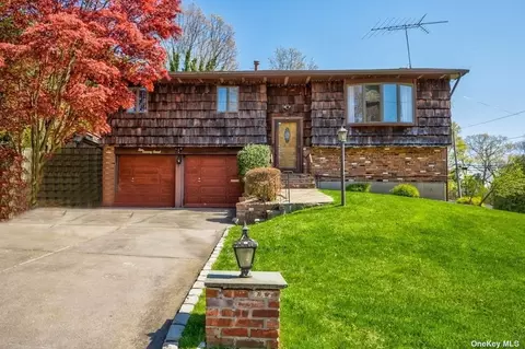 2 Conway Ct, Wheatley Heights, NY 11798