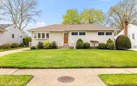 438 Chestnut Ln, East Meadow, NY 11554