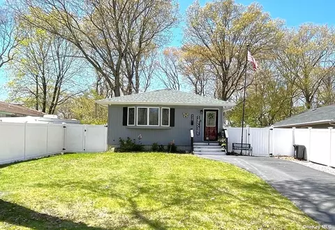 429 W End Ave, Shirley, NY 11967