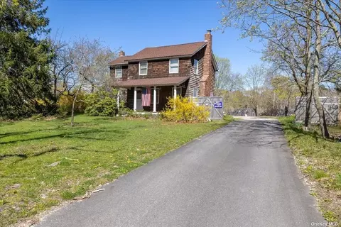 219 Railroad Ave, Center Moriches, NY 11934