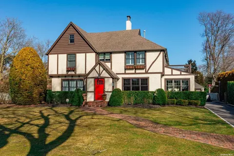 49 West Ln, Bay Shore, NY 11706