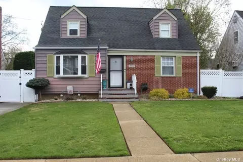 2090 Spruce St, Wantagh, NY 11793