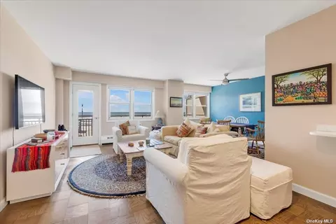 25 Neptune Blvd #2C, Long Beach, NY 11561