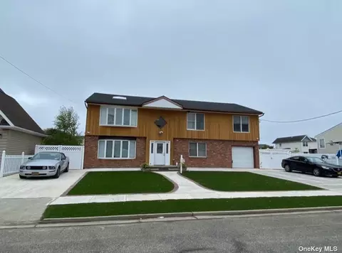 696 S 9th St, Lindenhurst, NY 11757