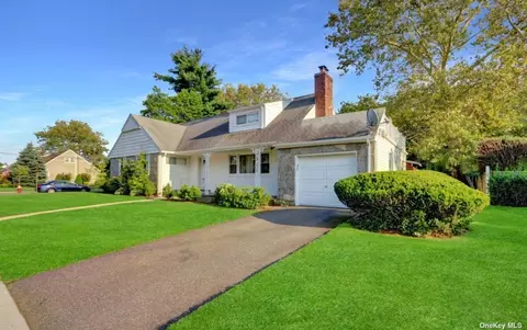 44 Wicks Ln, Malverne, NY 11565