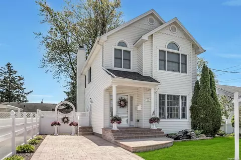 214 N Idaho Ave, Massapequa, NY 11758