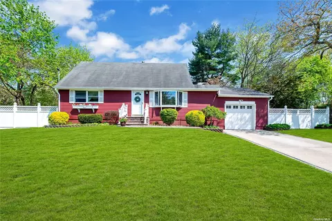 18 Lehigh Ave, Centereach, NY 11720