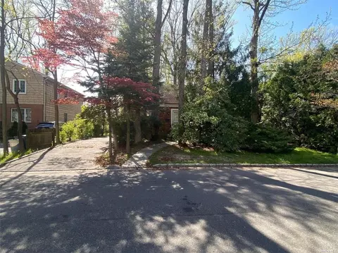 28 Burbury Ln, Great Neck, NY 11023